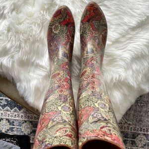 Purple and red paisley print rainboot